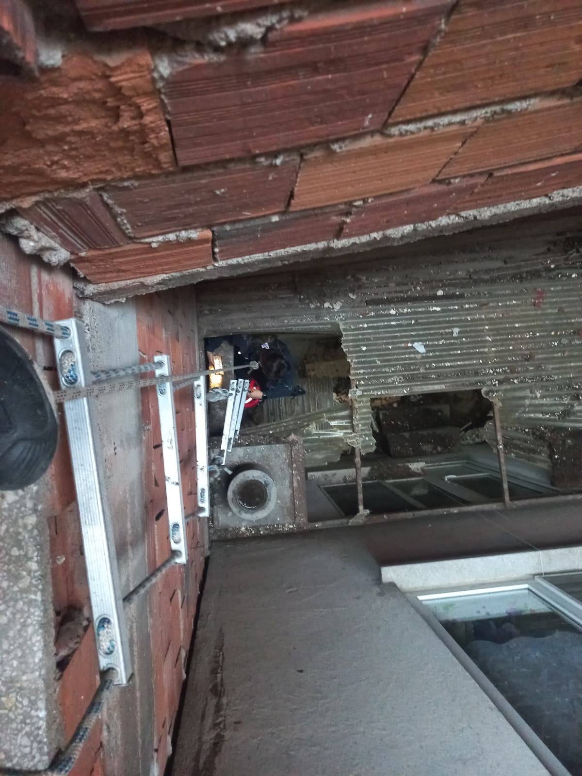 Karesi’de havalandırma boşluğuna düşen kedi kurtarıldı