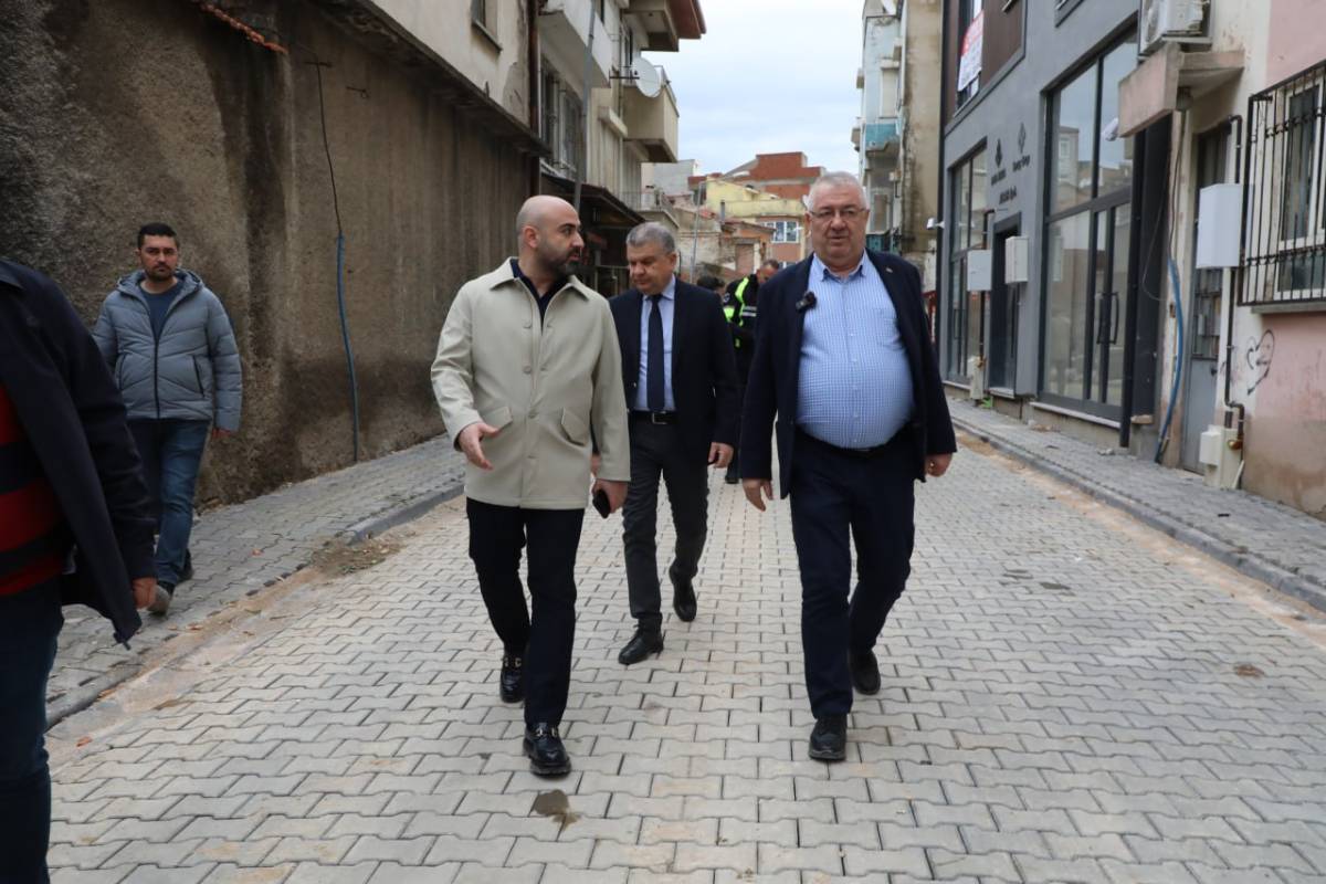 Başkan Ertaş sahaya indi; Edremit’te yol atağı