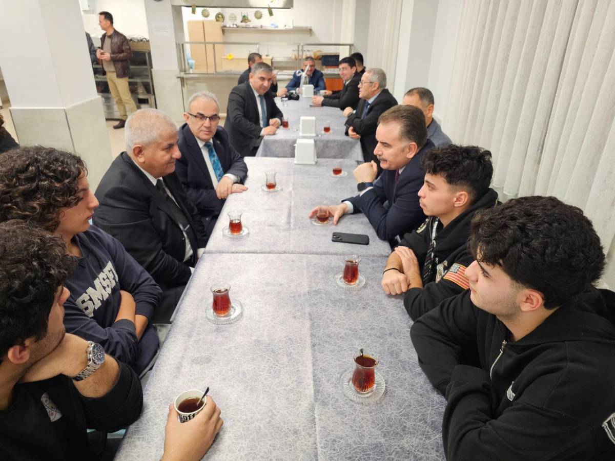 Edremit'te gönül sofrasında protokol ve gençler buluştu