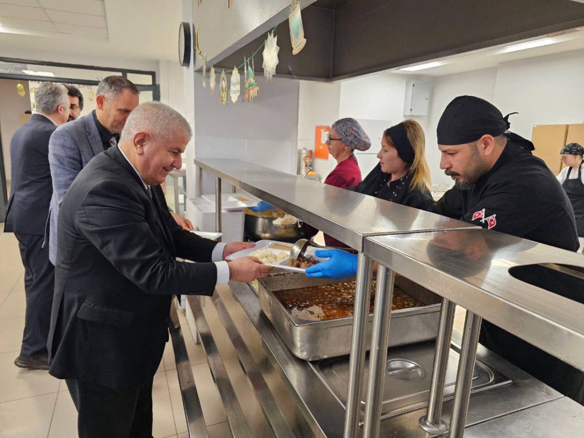 Edremit'te gönül sofrasında protokol ve gençler buluştu