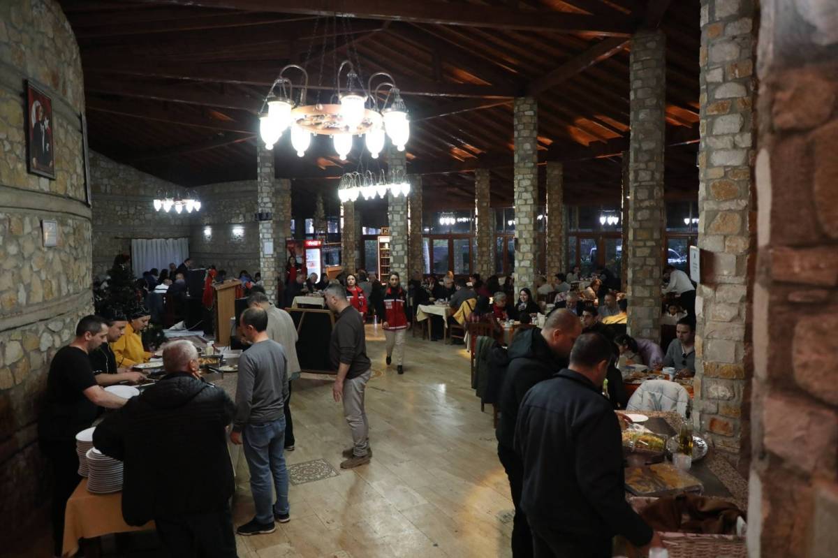 Kimsesiz çocuklar iftarda bir araya geldi