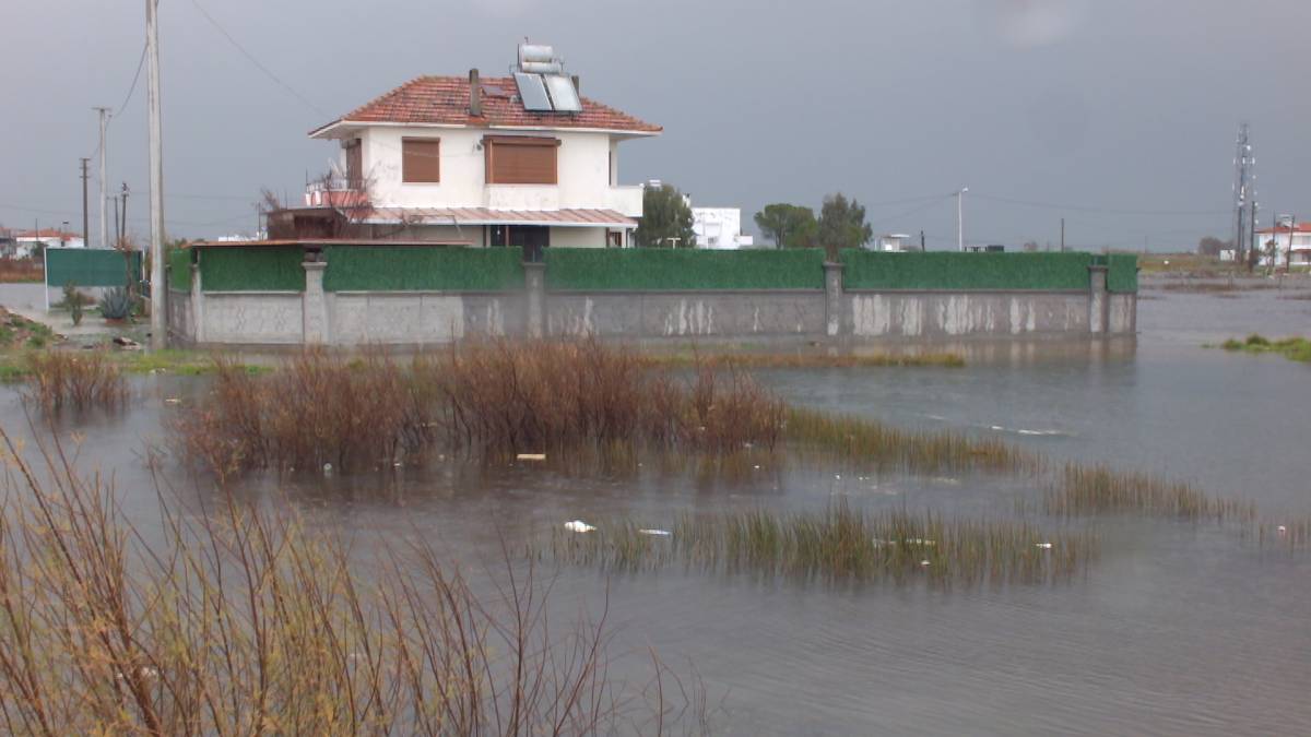 Burhaniye’de yazlıklar su altında kaldı