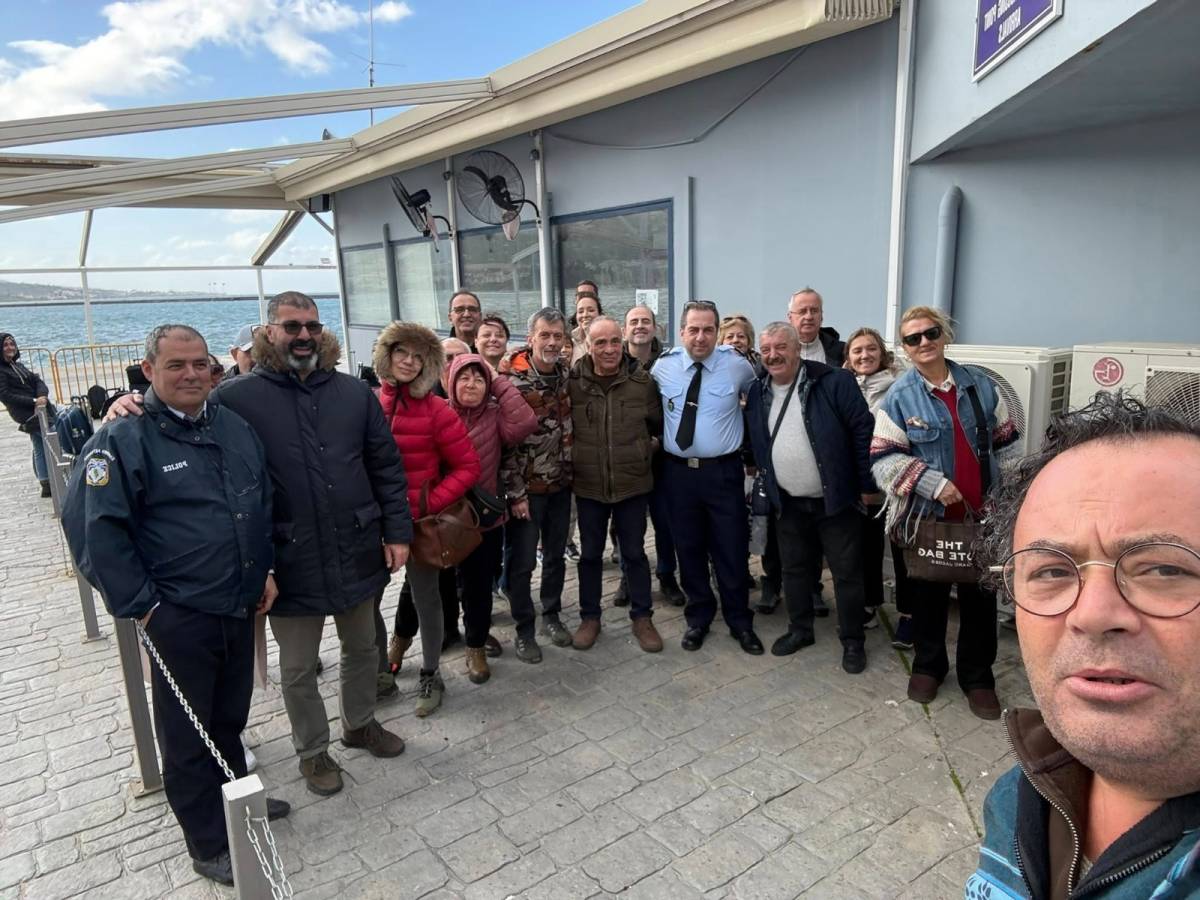 Türk turistlerden Yunanlı komisere çiçekli teşekkür