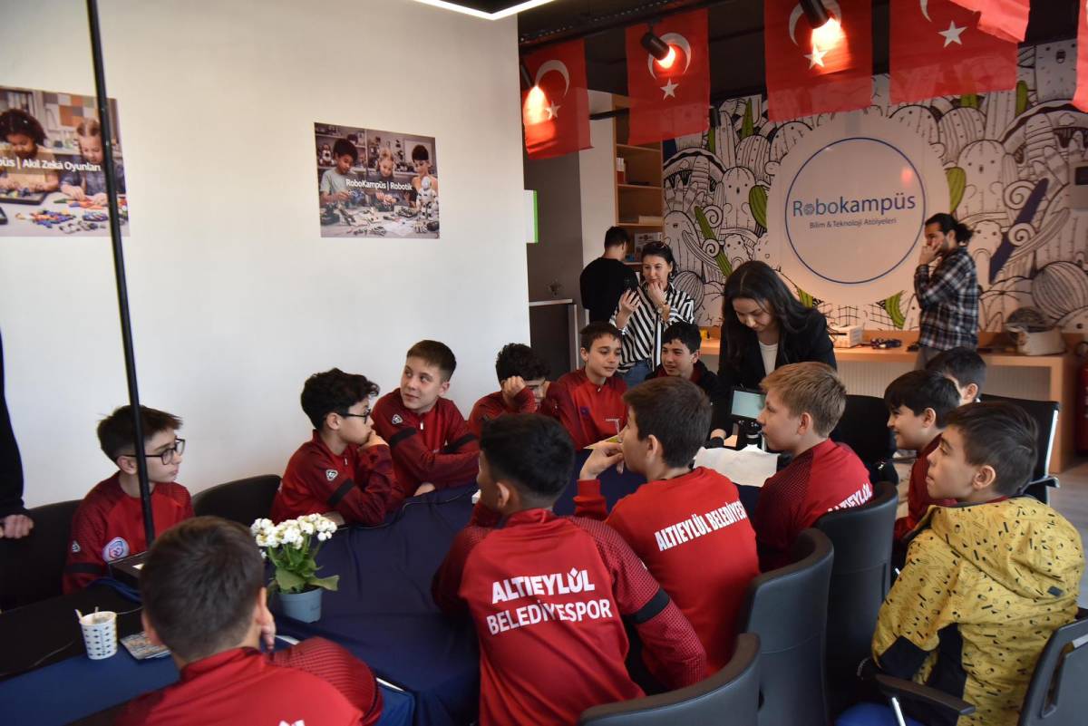 Altıeylül Belediyespor sporcuları bilim dünyasını keşfetti