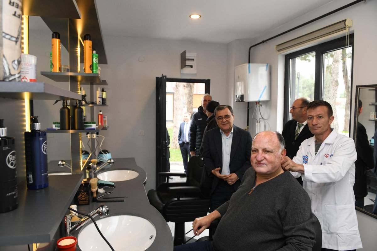 Altıeylül Belediyesi’nden Emeklilere “Halk Berberi” Hizmeti