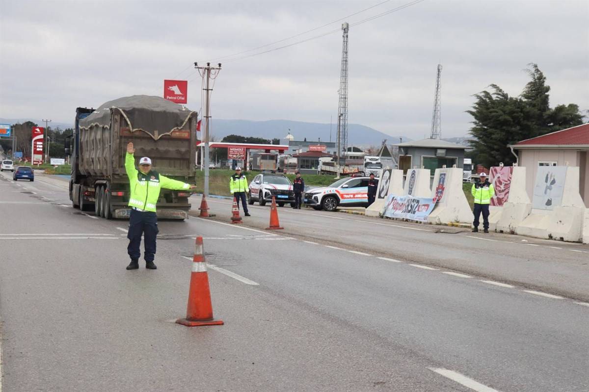 Balıkesir’de jandarmadan bayram trafiğine sıkı denetim