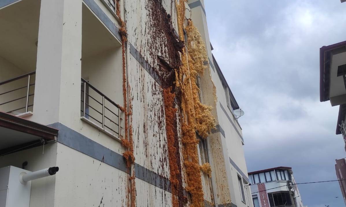 Apartmandan köpük fışkırıyor! “Bu çile bitsin” diyerek yetkili arıyorlar