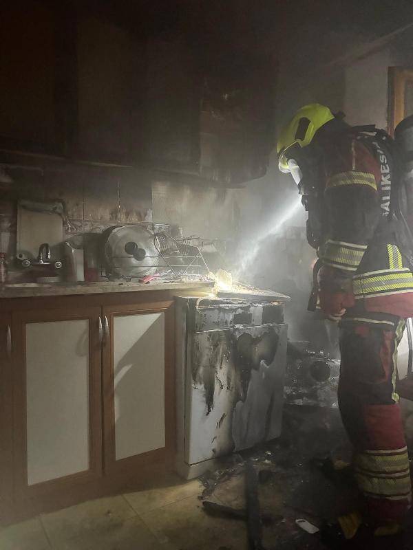 Edremit’te mutfakta çıkan yangın korkuttu