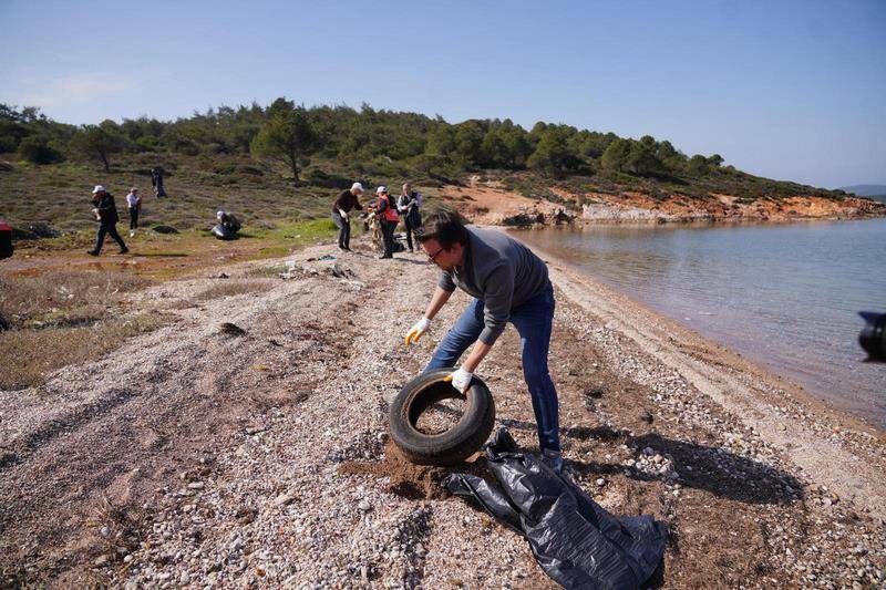 Ayvalık’ta çevre gönüllülerinden anlamlı deniz temizliği