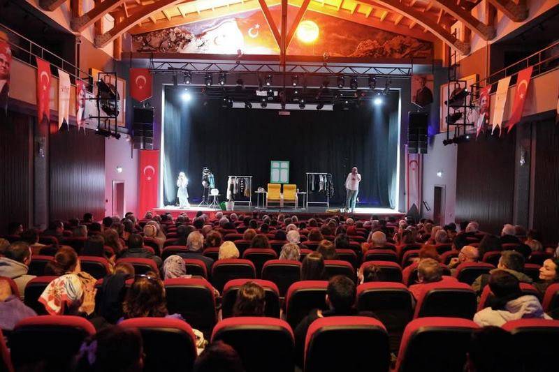 Ayvalık’ta kültür sanat akşamı: “Hangisi Gerçek?” oyunu büyük ilgi gördü