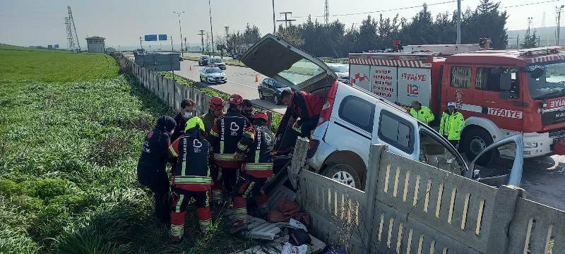 Bandırma'da Ticari Araç Beton Korkuluklara Çarptı: 2 Yaralı