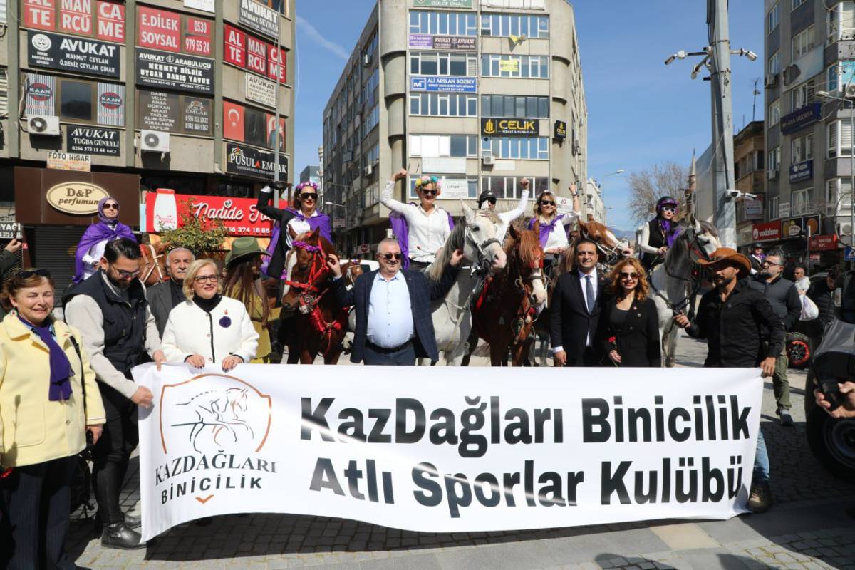 Edremit’te “Kadın Emeği Pazarı” açıldı