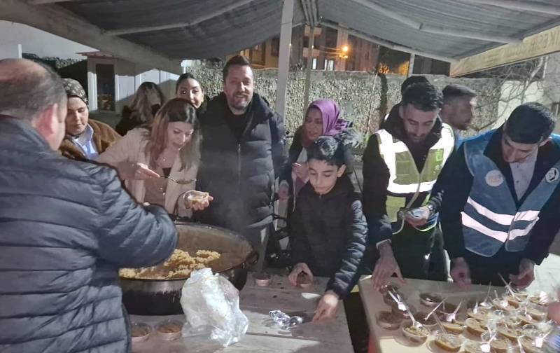 AK Parti Edremit teşkilatından kandil gecesinde helva ikramı