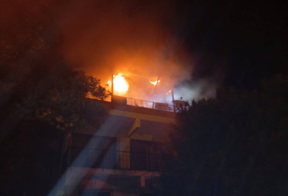 Erdek’te çatı yangını korkuttu