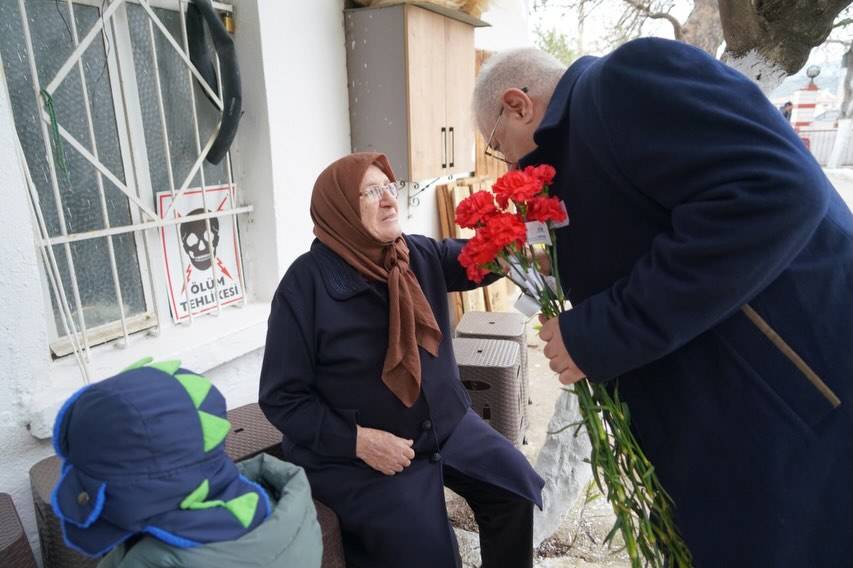 Başkan Ertaş’tan karanfilli karşılama