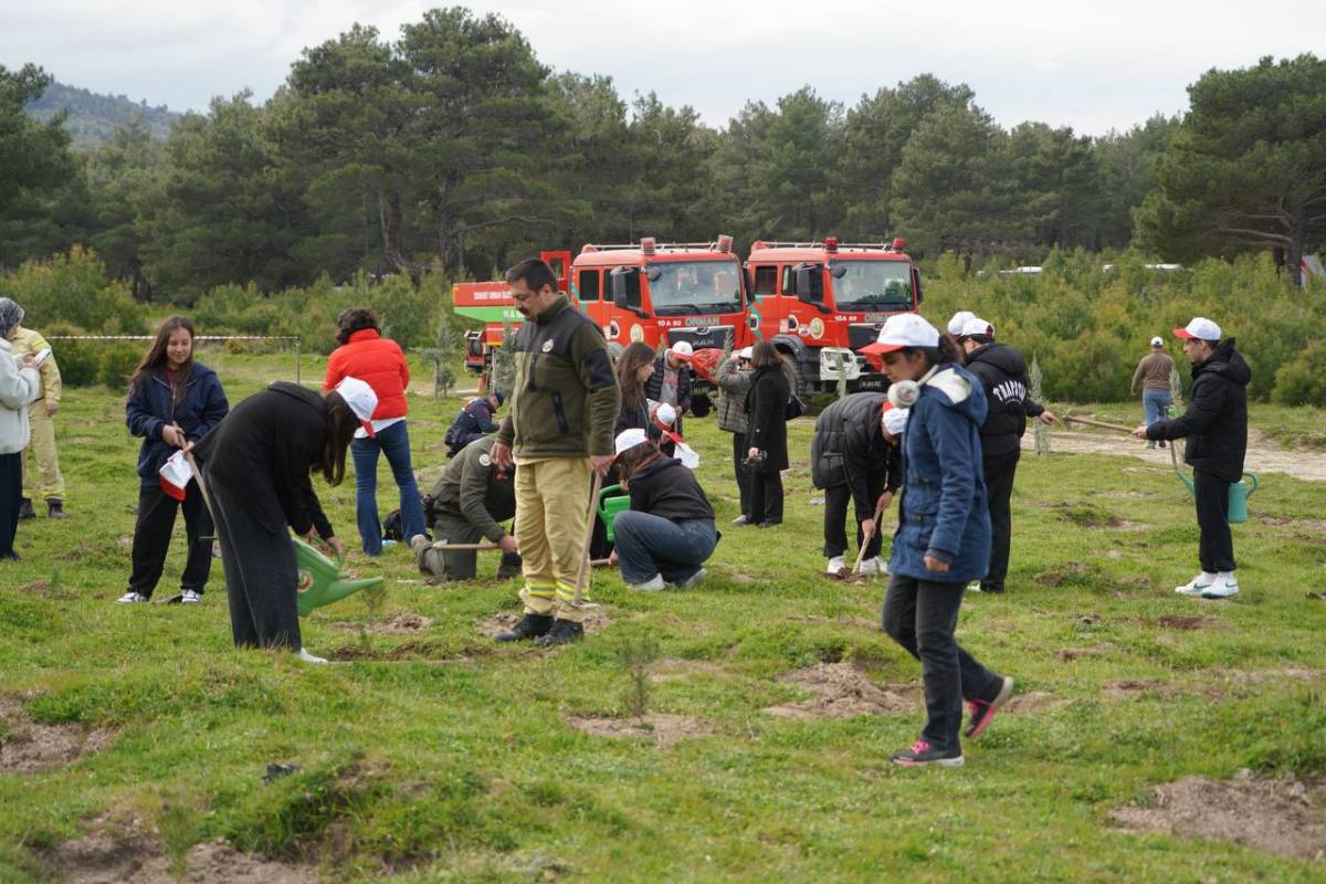 Edremit’te geleceğe nefes: Yüzlerce fidan toprakla buluştu