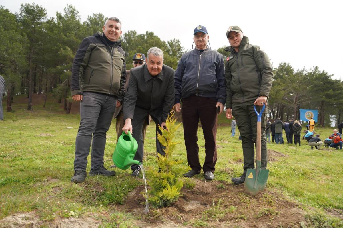 Edremit’te geleceğe nefes: Yüzlerce fidan toprakla buluştu
