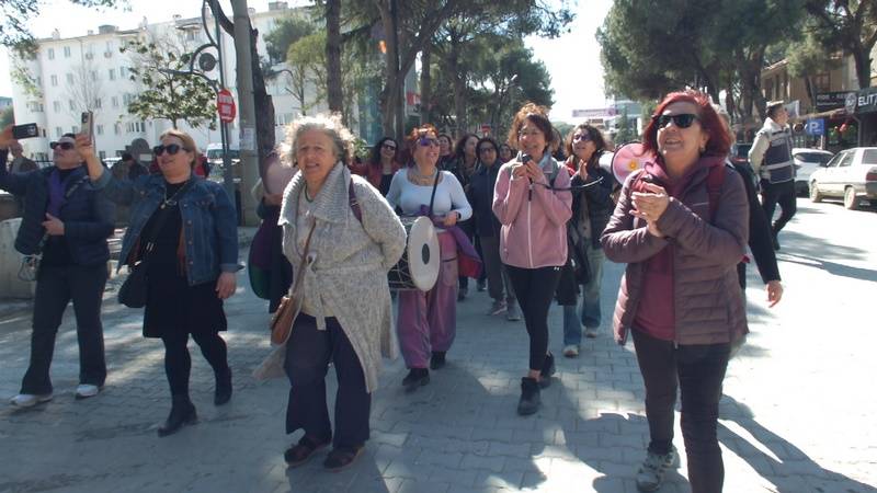 Burhaniye’de sazlı sözlü Kadınlar Günü kutlaması