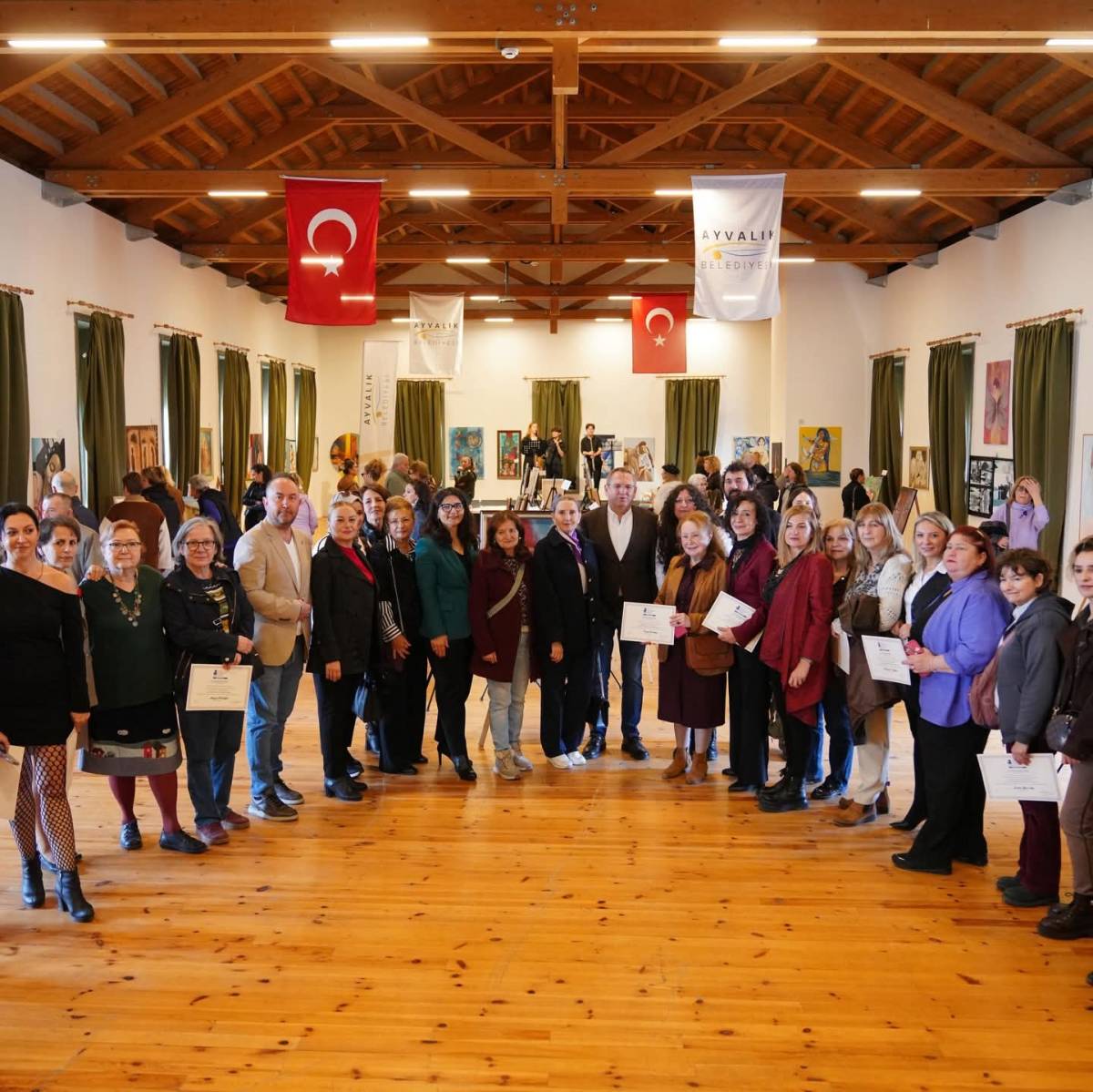 Ayvalık’ta “Kadın Gözüyle Bir Renkte Direnç” sergisi açıldı