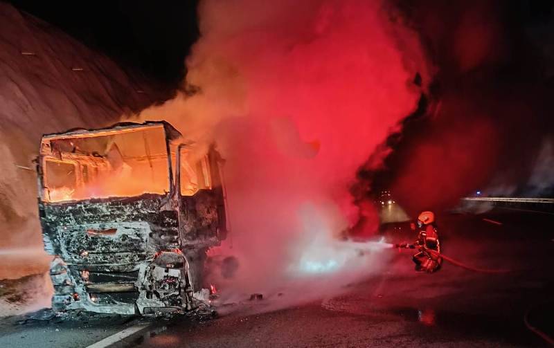 Kauçuk yüklü TIR otoyolda alev alev yandı