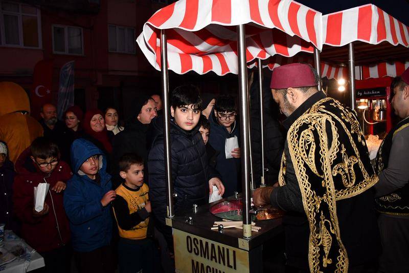 Karesili vatandaşlar Büyükşehir’in iftar sofrasında oruçlarını açtı