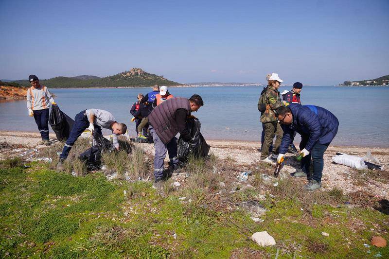 Ayvalık’ta çevre gönüllülerinden anlamlı deniz temizliği