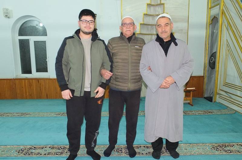 Bu camide imamlar ve müezzinler değişiyor, ama o değişmiyor!