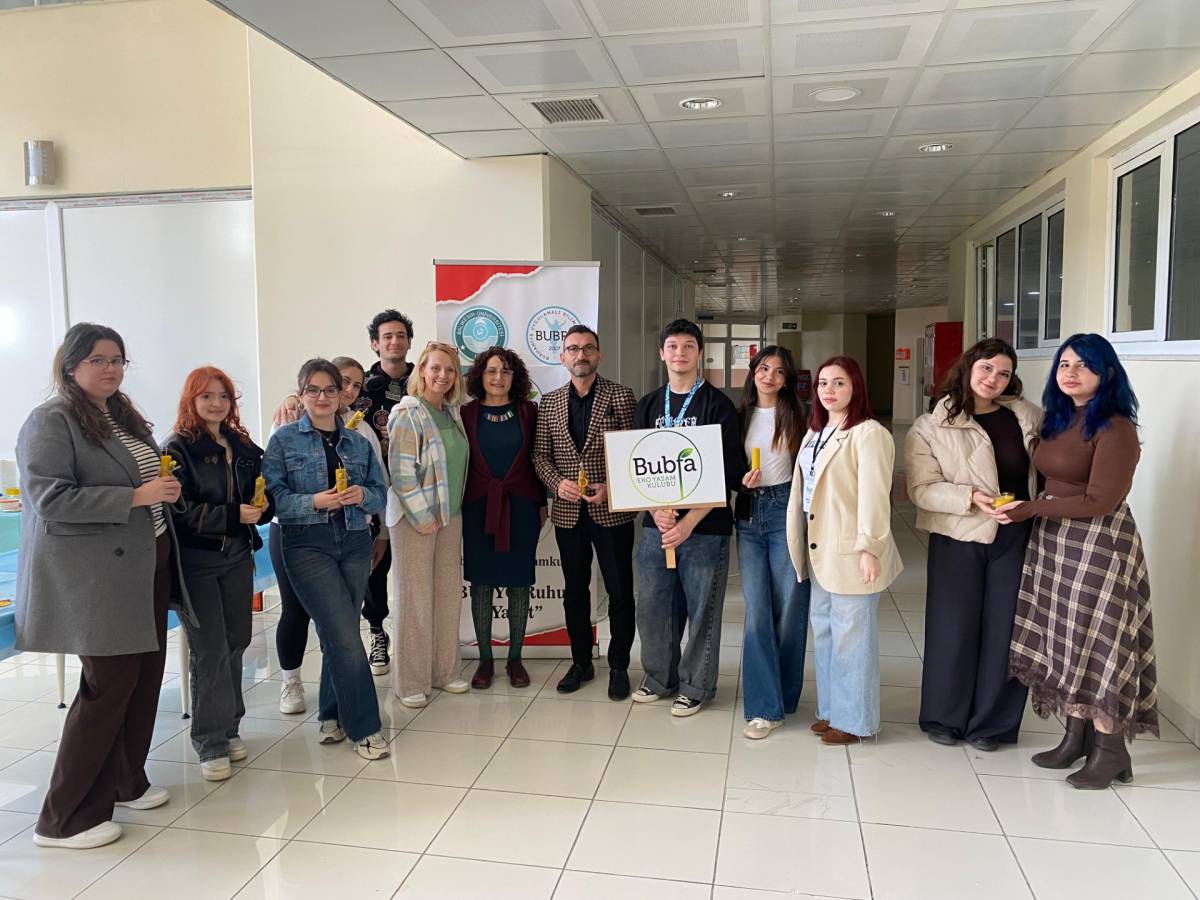 Burhaniye’de üniversiteliler bal mumu etkinliği düzenledi