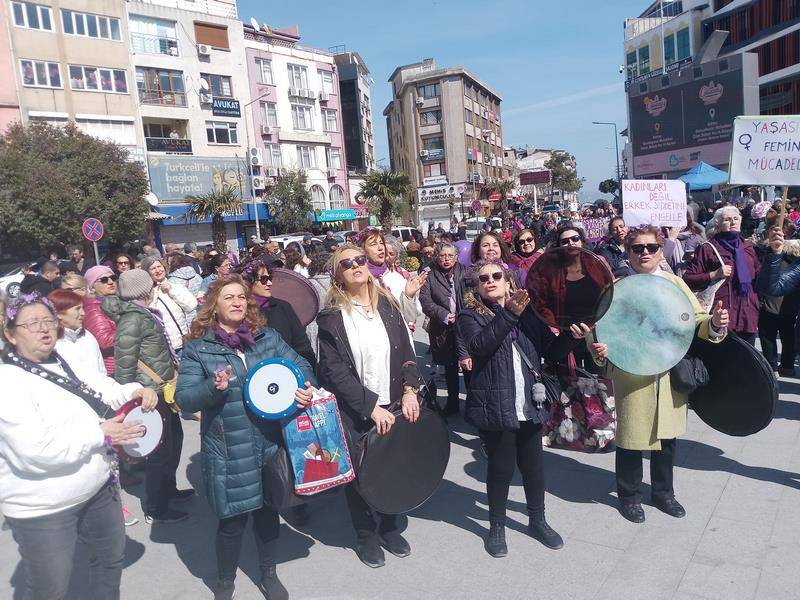 **Burhaniye’de Dev Emekli-Sen’den Kadınlar Günü açıklaması**