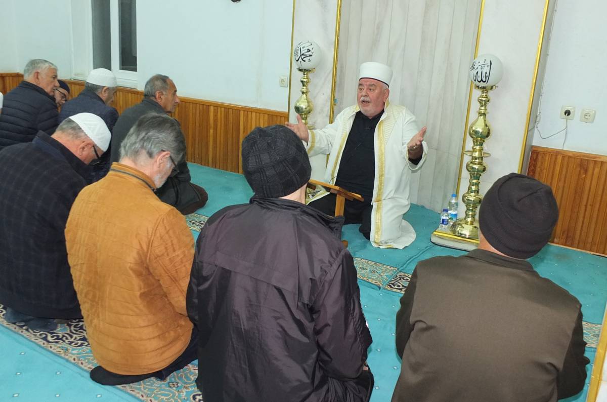 Havranlı emekli imam Ören de teravih kıldırdı