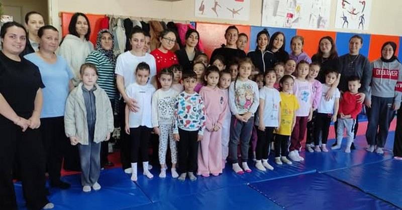 Burhaniye’de anneler ve çocuklar birlikte spor yaptı