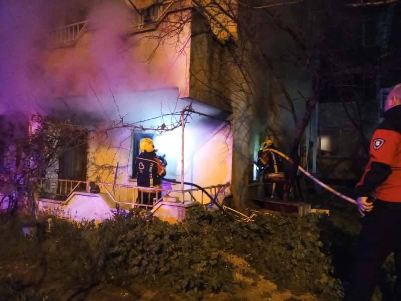 Altıeylül’de dumanlı gece 2 katlı binada yangın