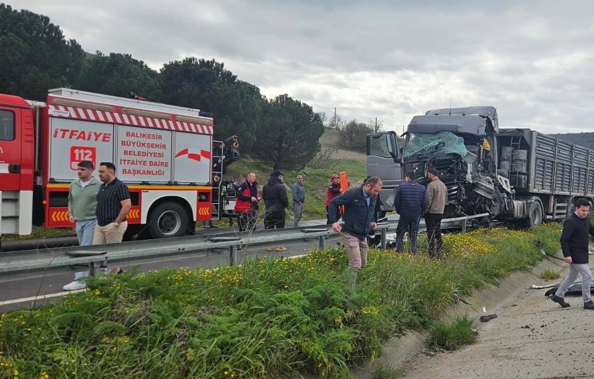Balıkesir-Susurluk yolunda korkutan kaza: Tır sürücüsü ağır yaralı
