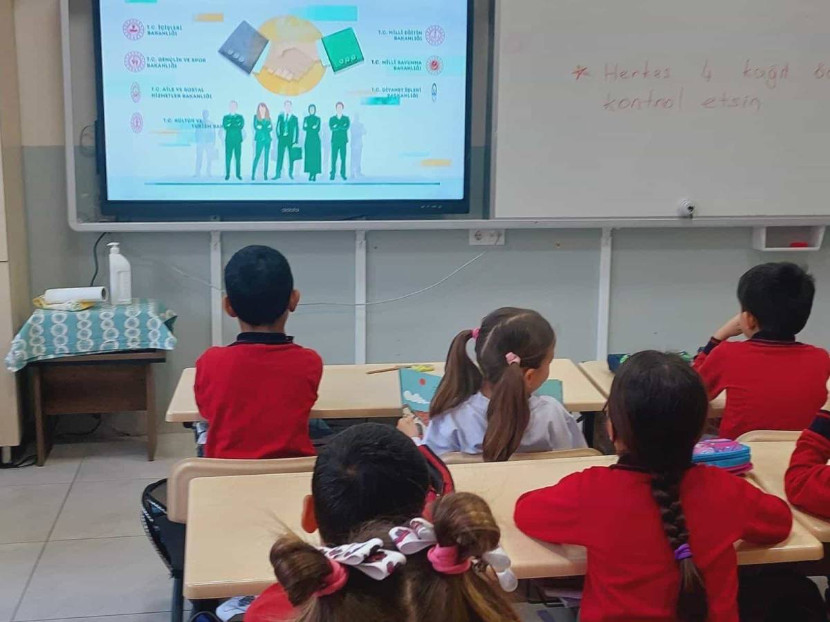 Burhaniye’de İlk Ders Zili Yeşilay İçin Çaldı