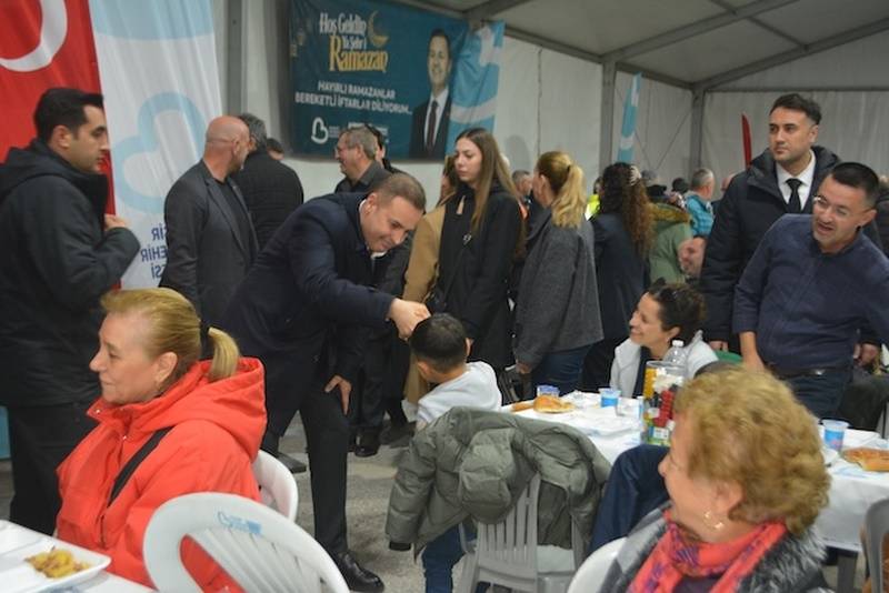 Ayvalık’ta Büyükşehir Belediyesinden Dev İftar