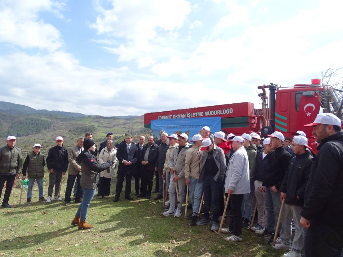 Havran’da öğrenciler fidanları toprakla buluşturdu