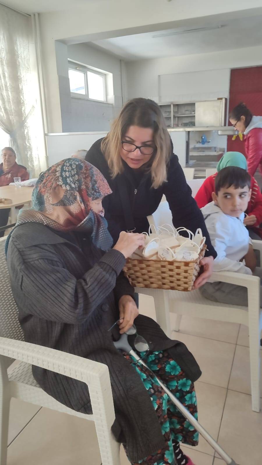 Burhaniye’de huzurevindeki yaşlıları sevindirdiler