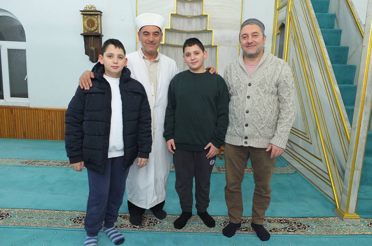 İstanbullu sevimli ikizler ara tatili Burhaniye’de geçiriyor