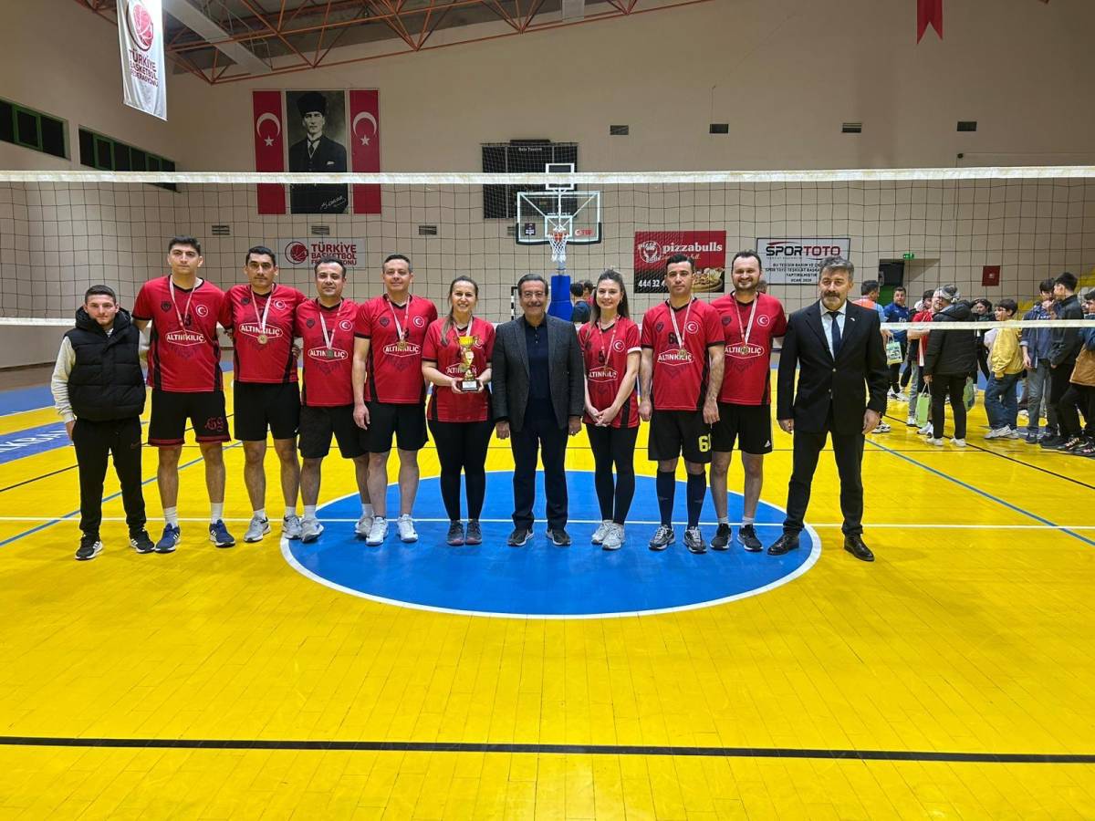 Burhaniye’de Kaymakamlık Kupası Voleybol Turnuvası tamamlandı