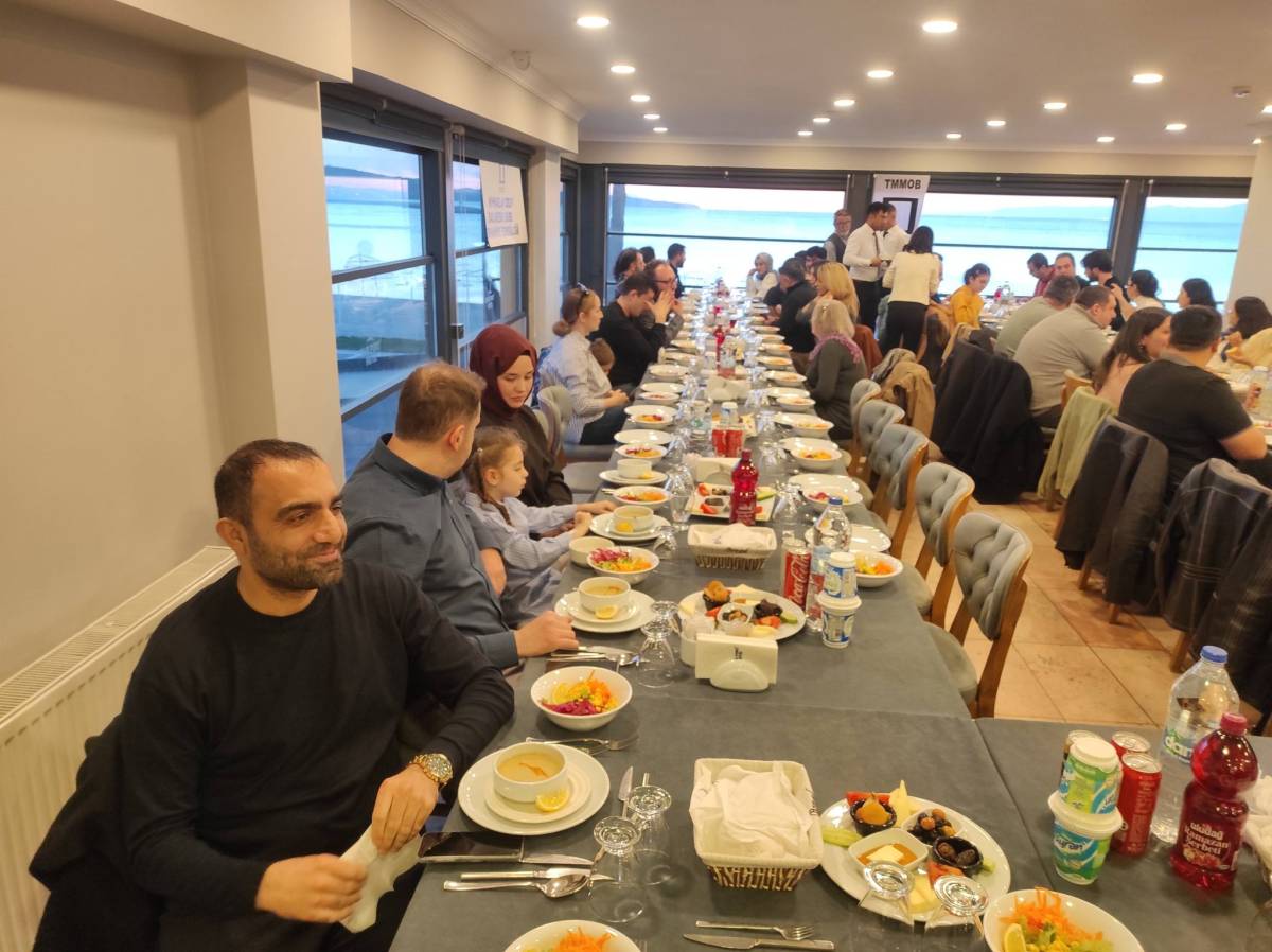 Burhaniyeli mimarlar iftarda buluştu.
