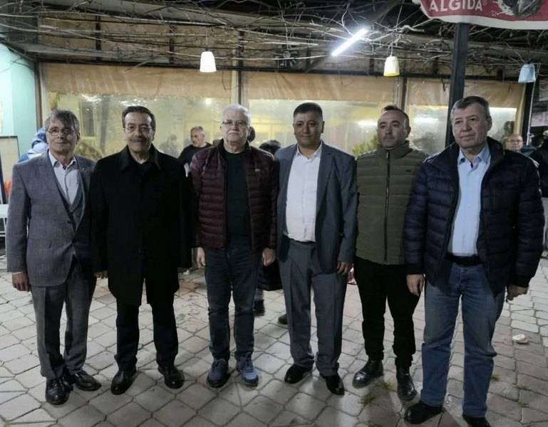 Burhaniye’de iki mahallenin iftarı yüzlerce vatandaşı buluşturdu