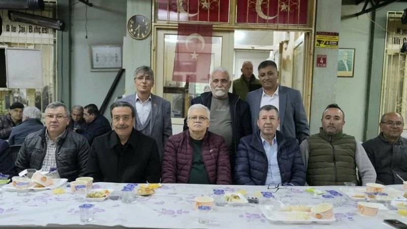 Burhaniye’de iki mahallenin iftarı yüzlerce vatandaşı buluşturdu
