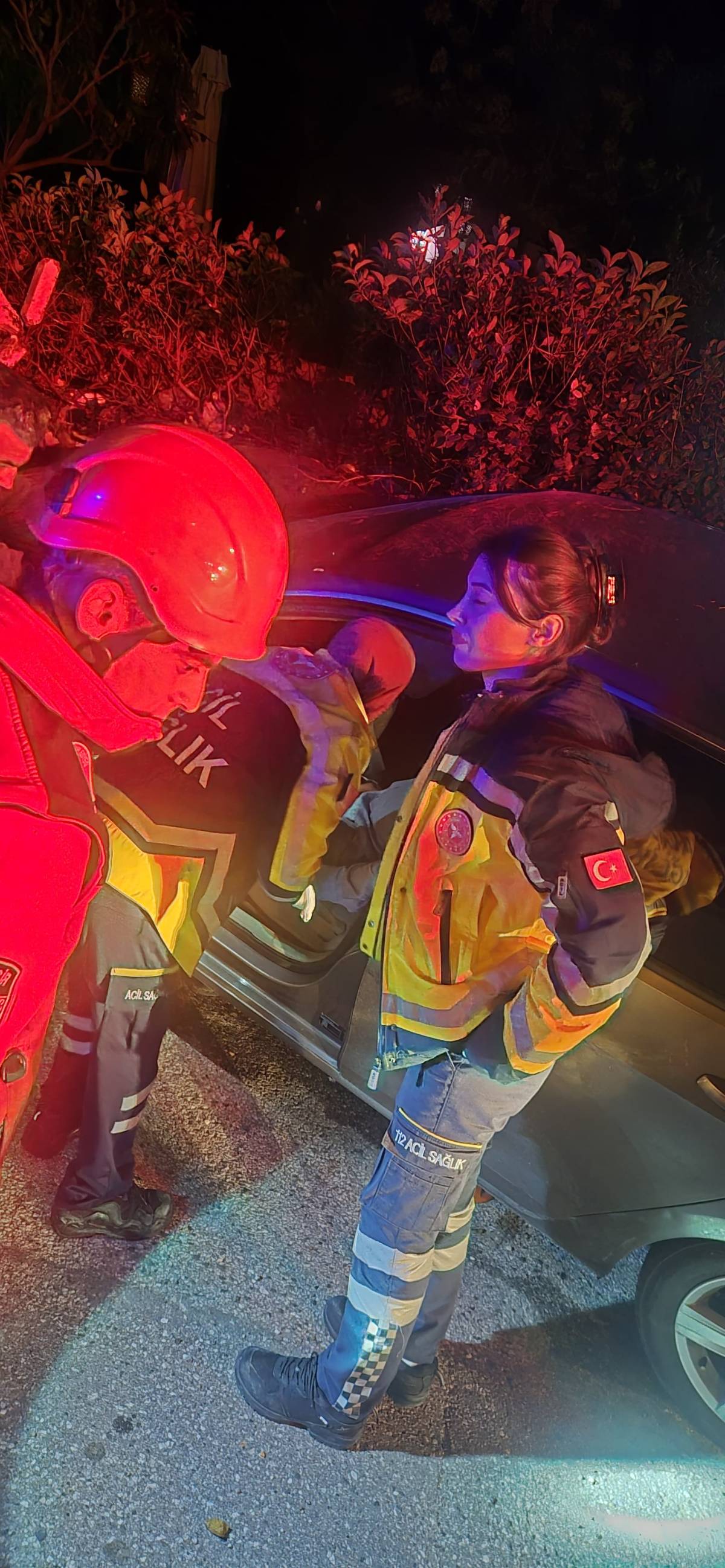 Ayvalık’ta otomobil yol kenarındaki çalılıklara girdi: 1 yaralı