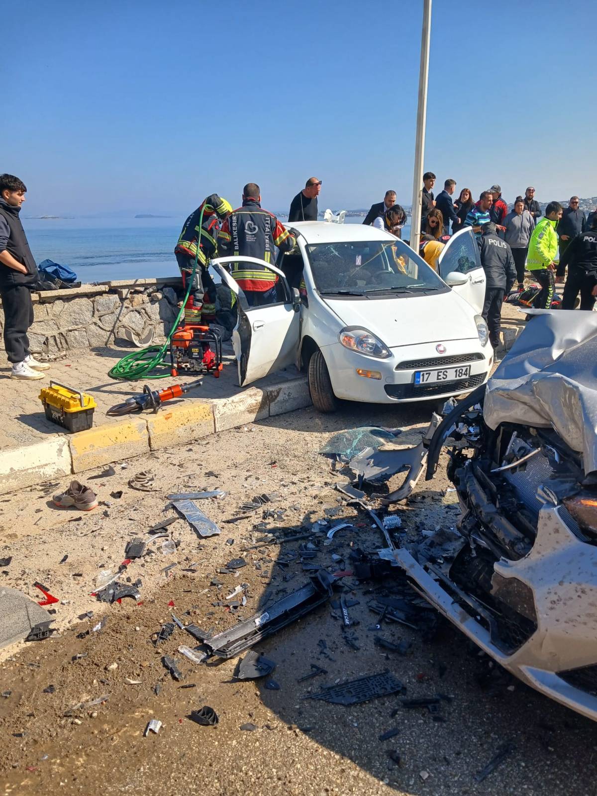 Ayvalık’ta çift taraflı trafik kazası: 6 yaralı