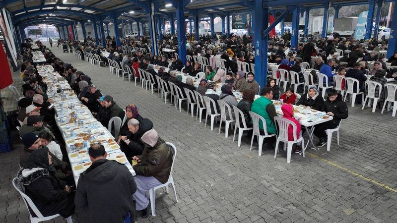 Büyükşehir’in iftar sofrası Altıeylül’de gönülleri ısıttı