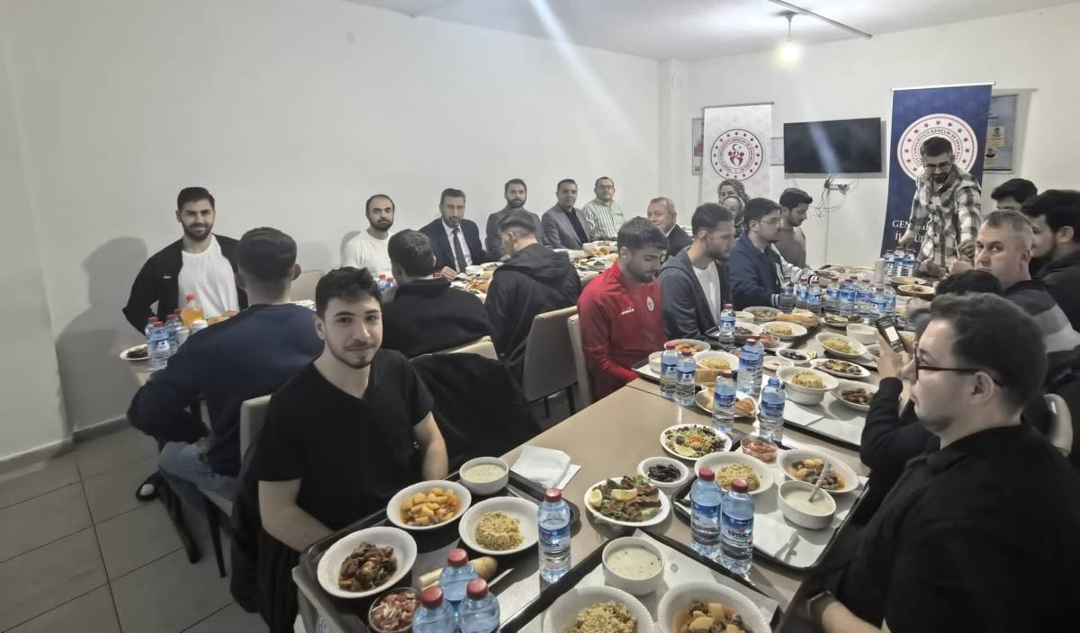 Şehit ailesi öğrencilerle iftar sofrasında buluştu