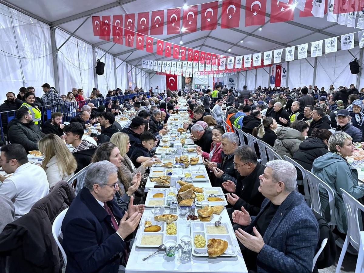 Bandırma'da süt fabrikası iftar yemeği verdi
