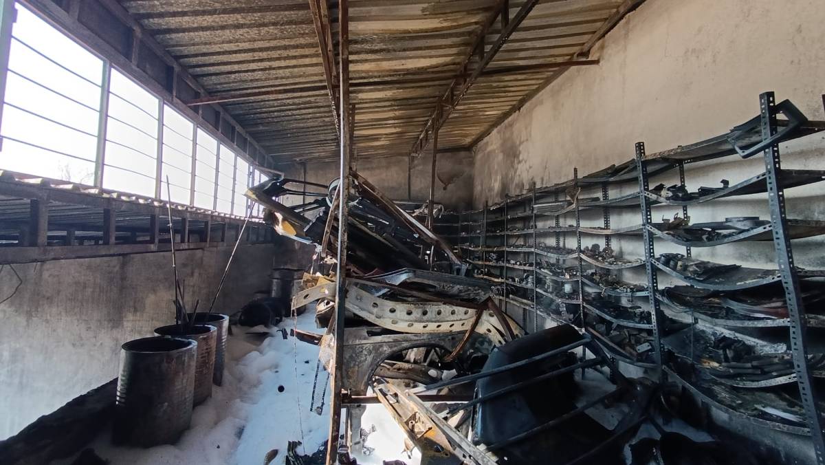 Havran’da boya atölyesinde korkunç yangın: 2 araç yandı, 1 kişi yaralandı