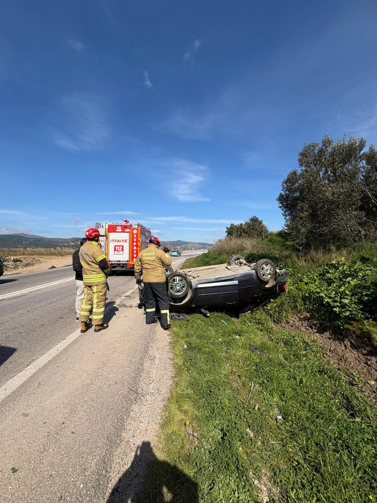 Erdek’te otomobil hendeye uçtu: 2 yaralı