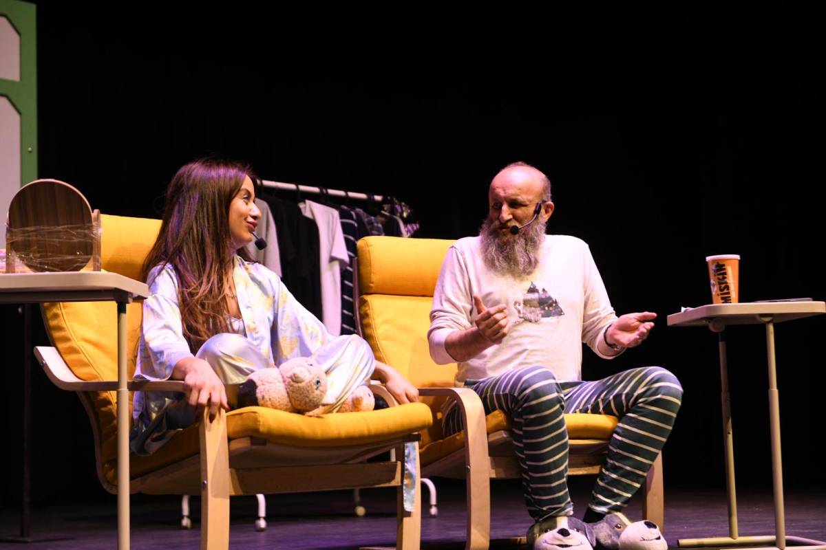 Altıeylül’de Tiyatro Dolu Gece